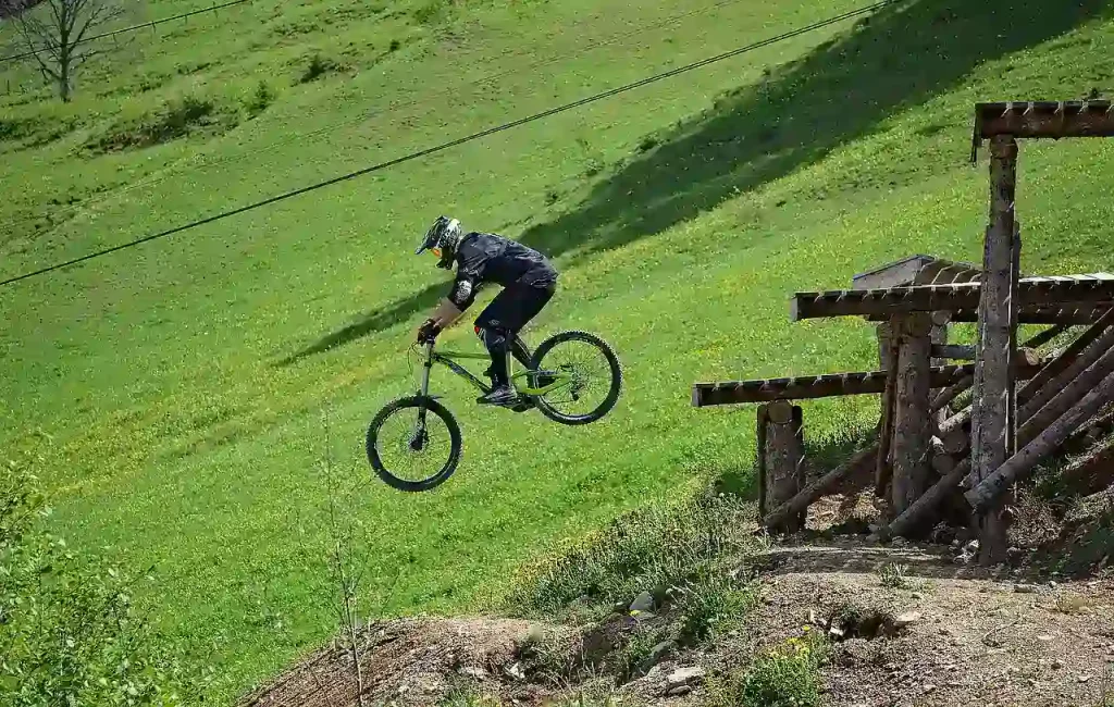 Performance of Downhill Bikes in Jumping Situations